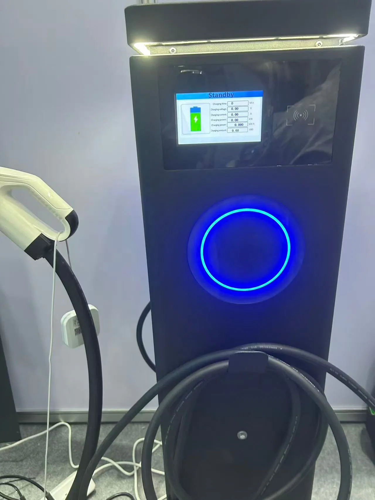 Dual-port AC pedestal in the VULTAE showroom